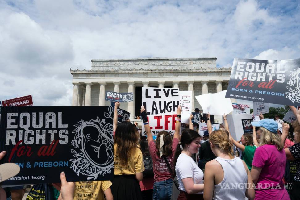 $!Los activistas contra el aborto se reúnen en el National Celebrate Life Rally en el Lincoln Memorial en Washington.