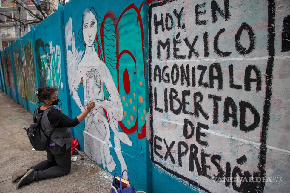 $!Artistas pintan un mural en contra de los asesinatos de periodista en Ciudad de México (México). EFE/Isaac Esquivel