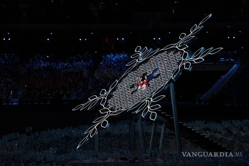 $!Los atletas chinos Dinigeer Yilamujian y Zhao Jiawen se preparan para encender el pebetero en la ceremonia inaugural en Beijing. AP/Petr David Josek