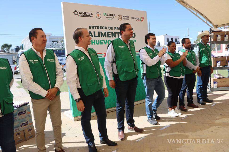 $!Chema Morales y Gabriel Elizondo entregan productos alimenticios como parte del Programa en la colonia Analco, Ramos Arizpe.