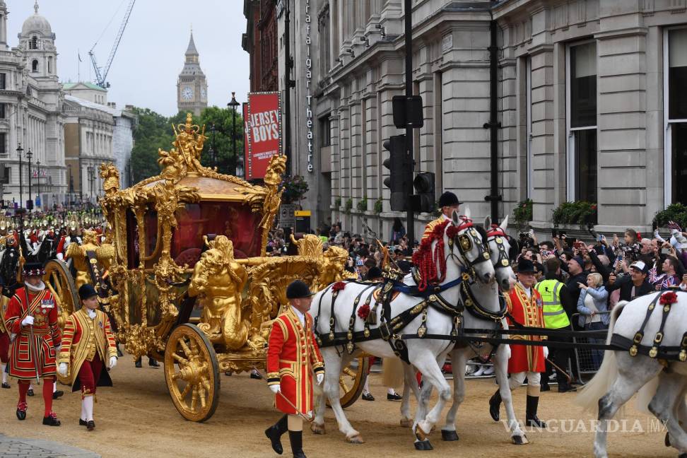 $!Reina Isabel II aparece de sorpresa en cierre del Jubileo de Platino (fotos)