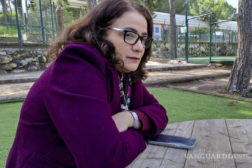 $!Samah Salame, coodirectora de la oficina de comunicación de la localidad una palestina musulmana en el patio del colegio bilingüe de Neve Shalom.