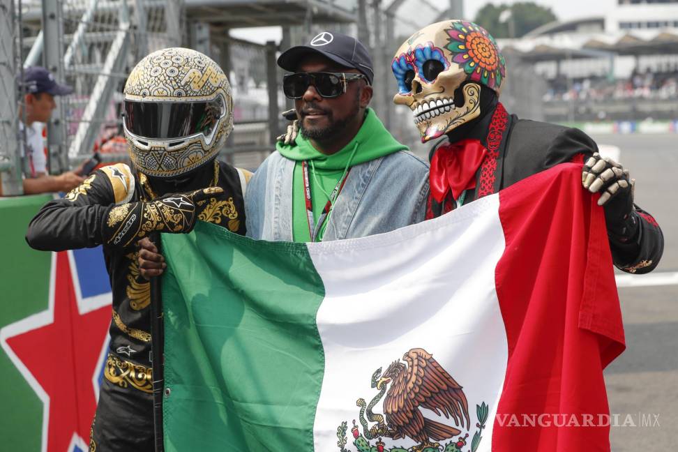 $!El artista estadounidense Will.i.am posa antes del Gran Premio de Fórmula Uno de Ciudad de México en el Autódromo Hermanos Rodríguez.