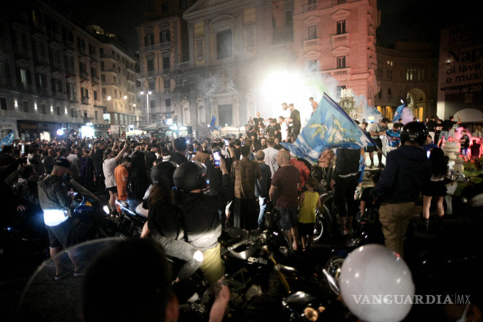 $!Nápoles olvida la sana distancia y llena sus calles tras ganar la Copa Italia (fotos)