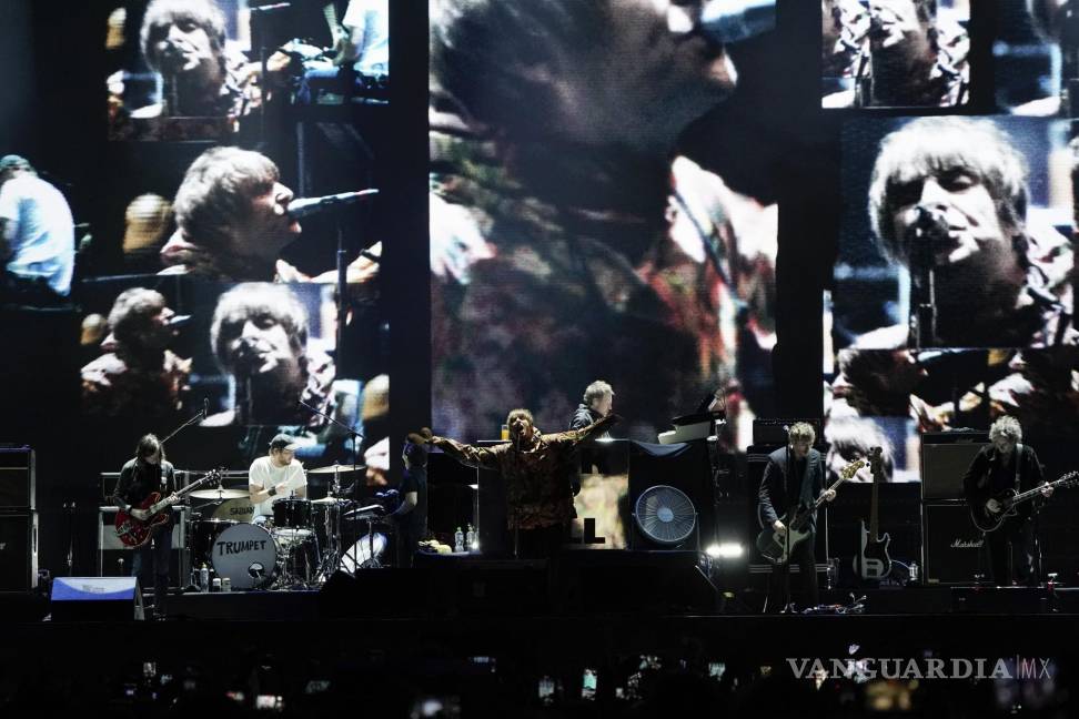 $!Liam Gallagher durante su concierto en el festival Corona Capital en la Ciudad de México.