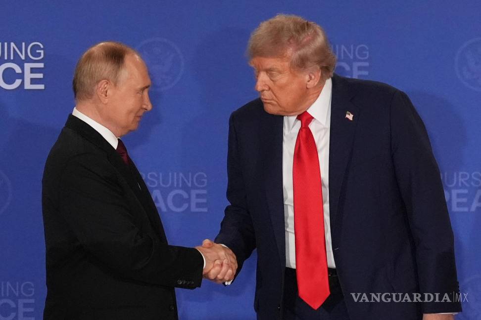 $!El presidente Donald Trump estrecha la mano de su homólogo de Rusia, Vladimir Putin en la Base Conjunta Elmendorf-Richardson, Alaska.