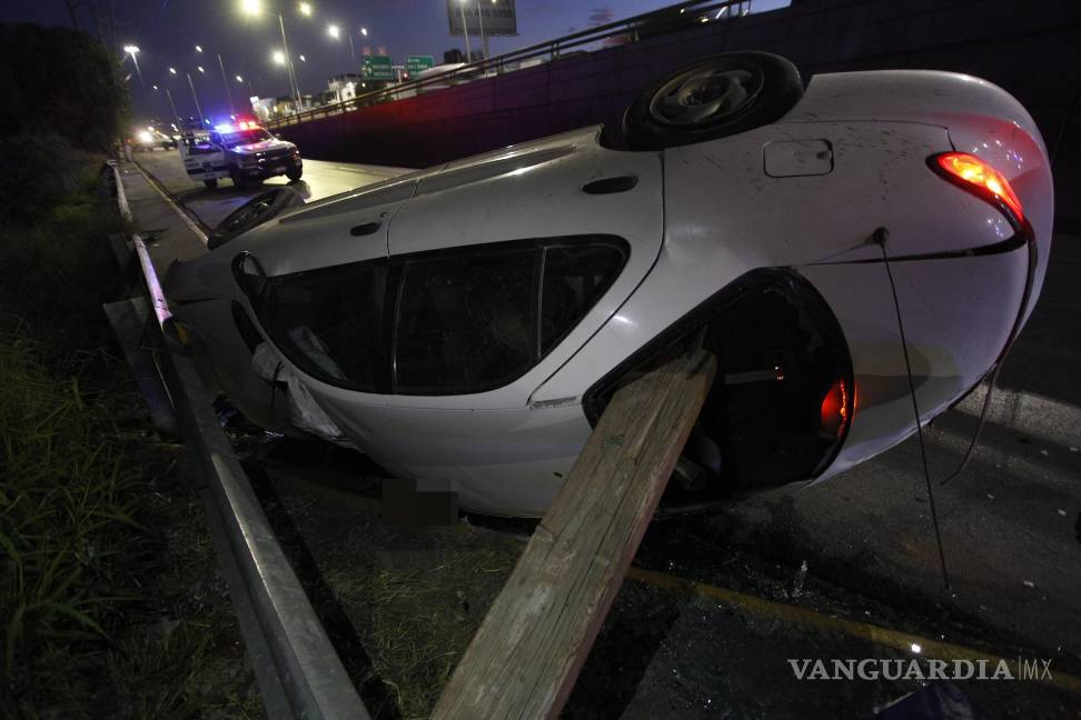 Conductor vuelca y pierde la vida al ser aplastado por su vehículo en Saltillo