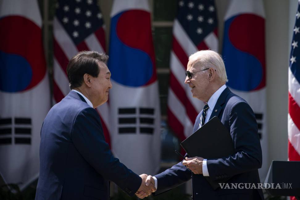 $!El presidente de los Estados Unidos, Joe Biden, y el presidente de Corea del Sur, Yoon Suk Yeol, se dan en el jardín de rosas de la Casa Blanca en Washington.