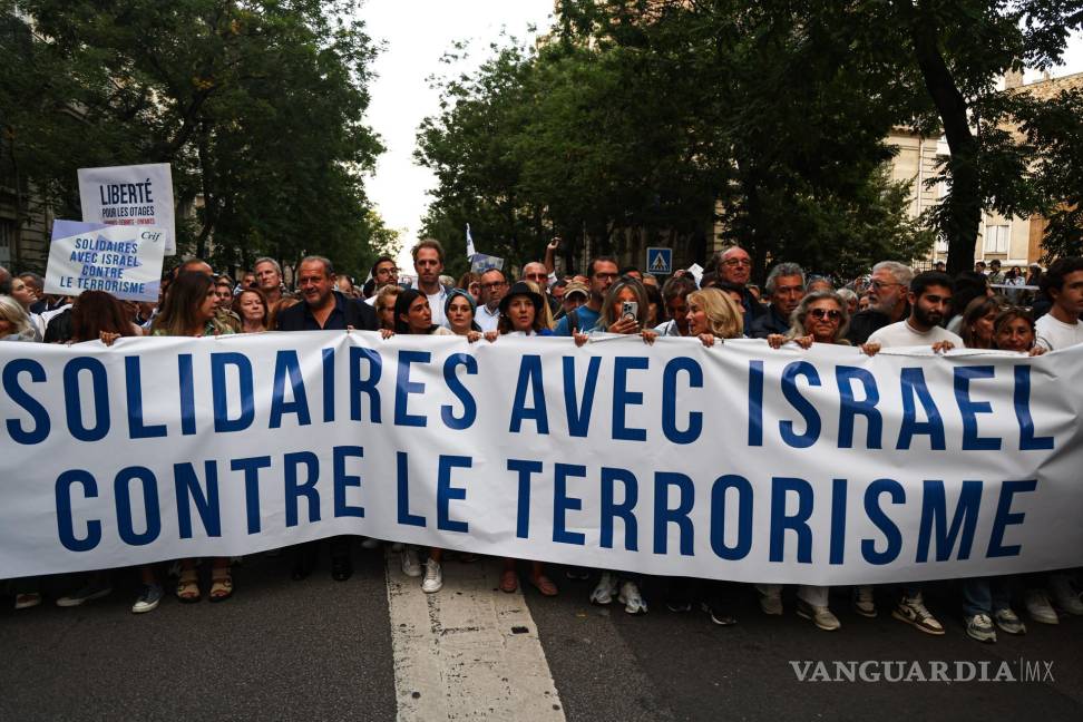 $!La gente sostiene una pancarta “En solidaridad con Israel contra el terrorismo”, durante una manifestación en apoyo de Israel en París, Francia.