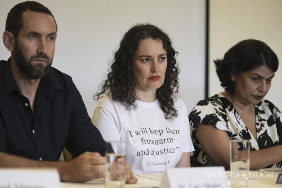 $!La Dra. Daphna Schochat (c), de PHRI luce una camiseta con un fragmento del juramento hipocrático en una conferencia de prensa con B’Tselem.