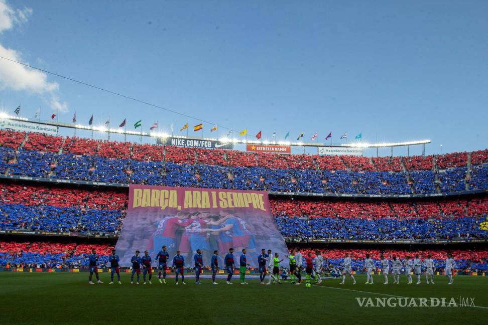 $!Los jugadores del FC Barcelona y del Real Madrid antes del partido][de la décima jornada de Liga que disputan este domingo en el estadio Camp Nou de Barcelona.