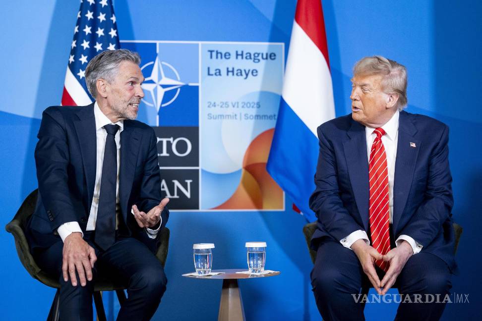 $!El primer ministro saliente holandés, Dick Schoof, habla con el presidente estadounidense Donald Trump durante la cumbre de la OTAN.