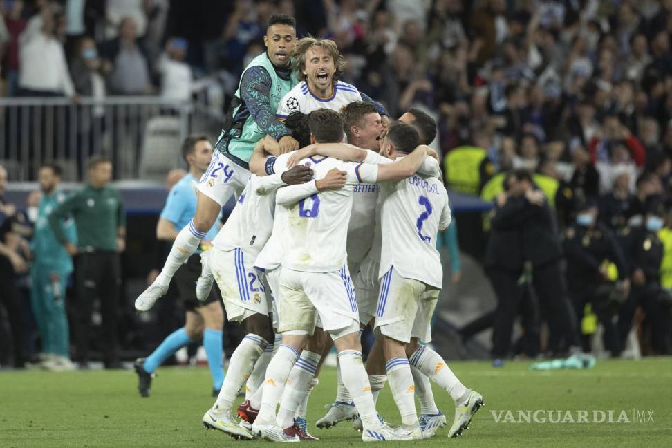 $!Los jugadores del Real Madrid celebran la victoria al finalizar el partido de semifinales de la Liga de Campeones.
