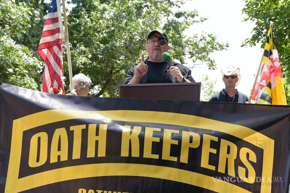 $!Stewart Rhodes, fundador de Oath Keepers, centro, habla durante un mitin frente a la Casa Blanca en Washington, el 25 de junio de 2017.