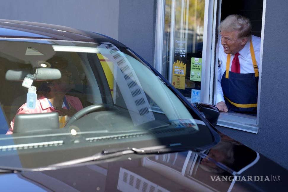 $!El candidato presidencial republicano, el expresidente Donald Trump, habla con un cliente en una ventanilla de autoservicio en Feasterville-Trevose, Pensilvania.