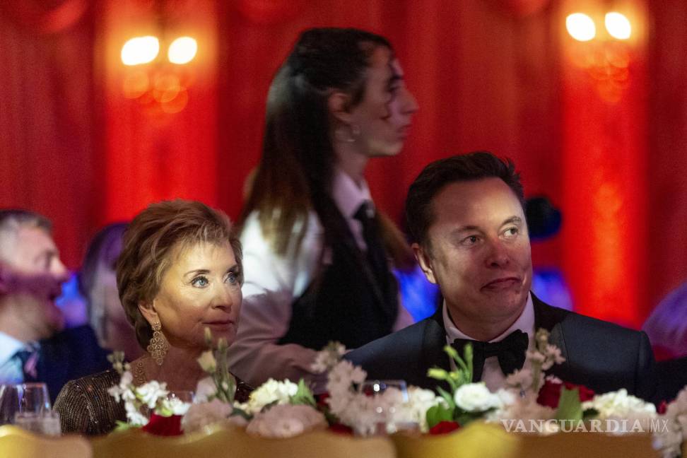 $!Linda McMahon y Elon Musk escuchan al presidente electo Donald Trump durante una gala del America First Policy Institute en su casa de Mar-a-Lago.