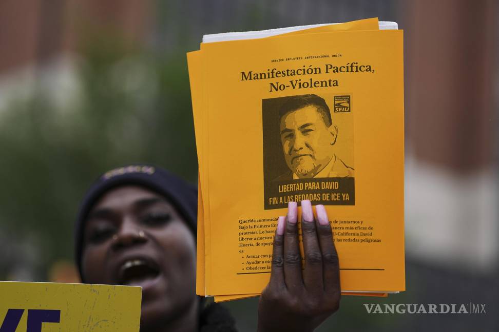 $!Una persona protesta contra el despliegue de la Guardia Nacional en Los Ángeles y la detención de David Huerta cerca del Independence Hall en Filadelfia.