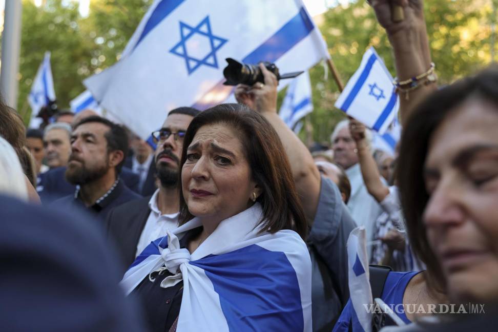 $!Personas en la concentración organizada por la Federación de Comunidades Judías de España bajo el lema 'Unidos por Israel', este martes en Madrid.