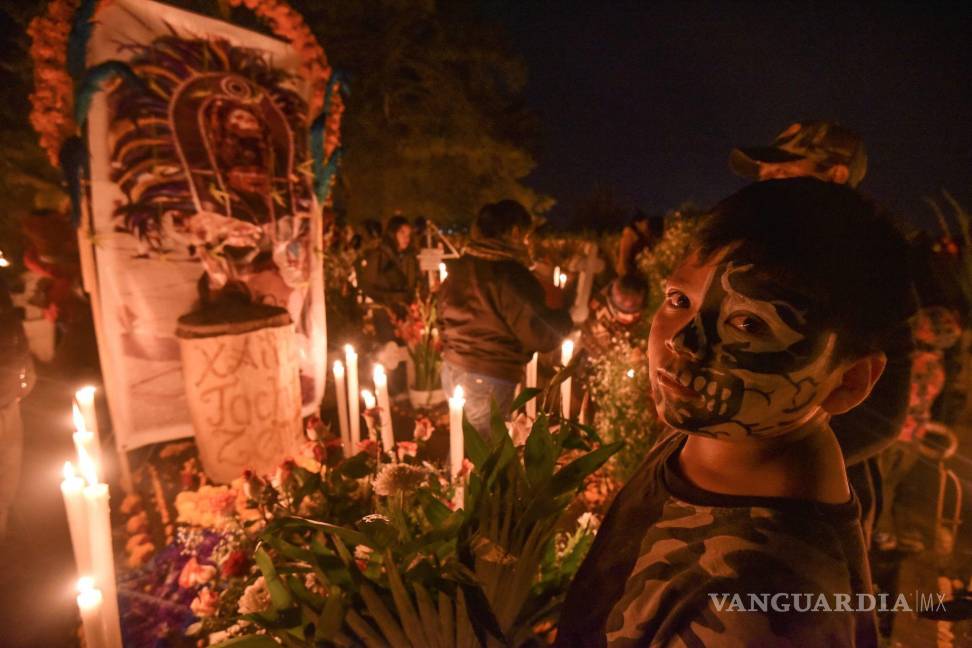 $!Cientos de personas acuden a los panteones del Valle de Toluca que se iluminaron al llevarse a cabo la velación por el Día de Muertos, arreglan sus tumbas con flores y velas, algunos llevan música para sus muertos. Cuartoscuro/Crisanta Espinosa