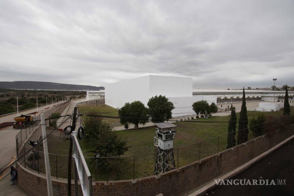 $!EUM20231226POL49.JPG HUEHUETOCA, Méx. Construction/Construcción-Megafarmacia.- 26 de diciembre de 2023. A dos días de la inauguración de la megafarmacia, en Huehuetoca, Estado de México, avanzan a marcha forzada los trabajos de mantenimiento en el exterior; aún no hay evidencia de la llegada de medicamentos. Foto: Agencia EL UNIVERSAL/Carlos Mejía/EELG