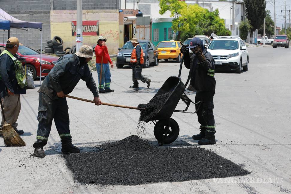 $!El gobierno municipal continúa interviniendo calles de zonas como Saltillo 2000, Satélite Norte y Vista Hermosa para mejorar la movilidad y seguridad vial.