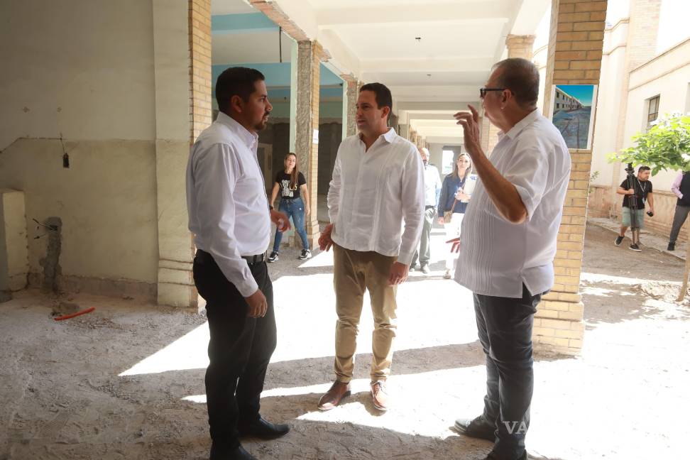 $!Monseñor Spiteri, acompañado por el obispo Hilario González y el alcalde Díaz, recorrió las instalaciones del Colegio San José.