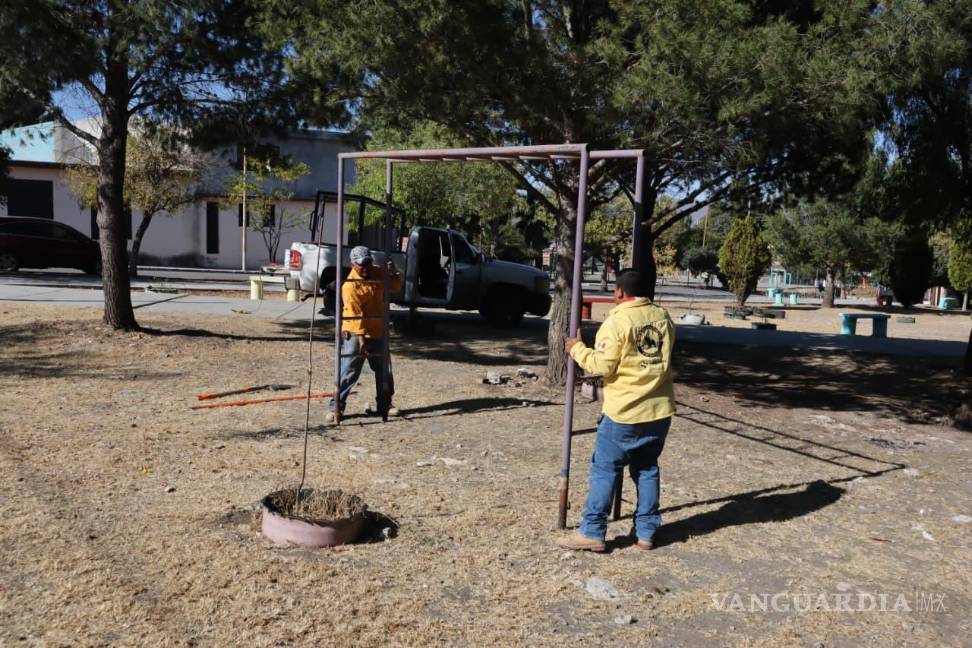 $!En la plaza pública de Lomas de Lourdes se instalaron nuevos juegos infantiles y se ofrecieron servicios gratuitos de vacunación y atención para animales.