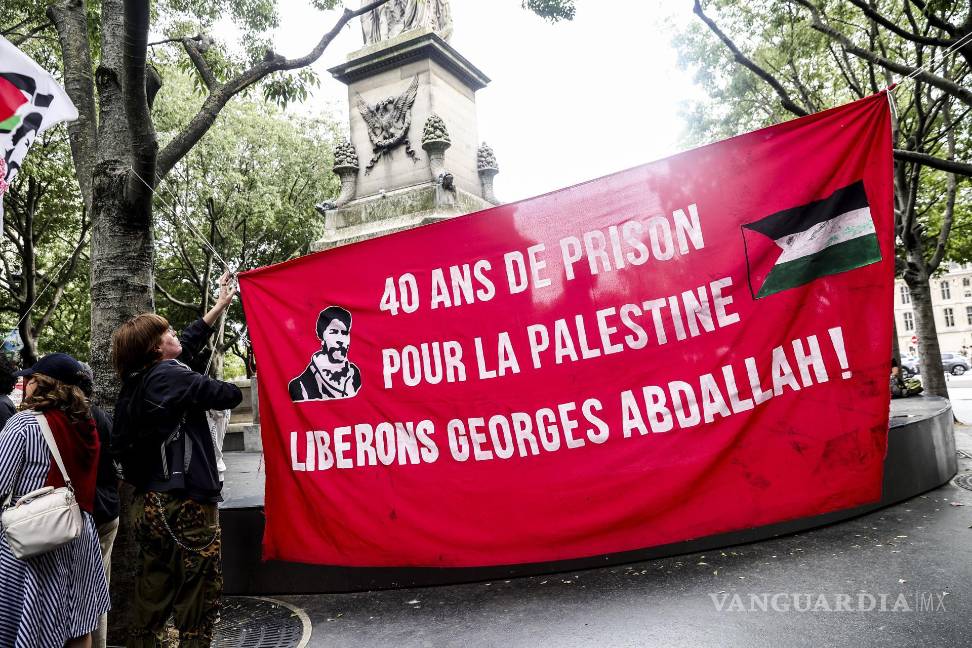 $!Un manifestante cuelga una pancarta con un mensaje que dice “40 años de prisión por Palestina, libertad para Georges Abdallah” en París, Francia.