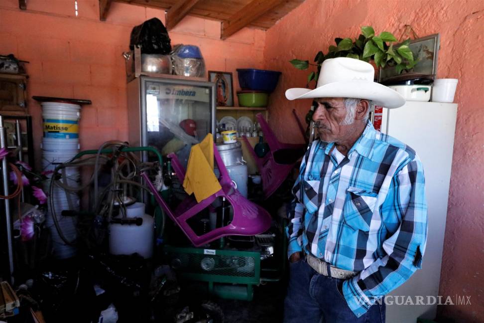 Situación afecta a cerca de un centenar de estudiantes; sin chofer de transporte escolar, ni camino en ejido