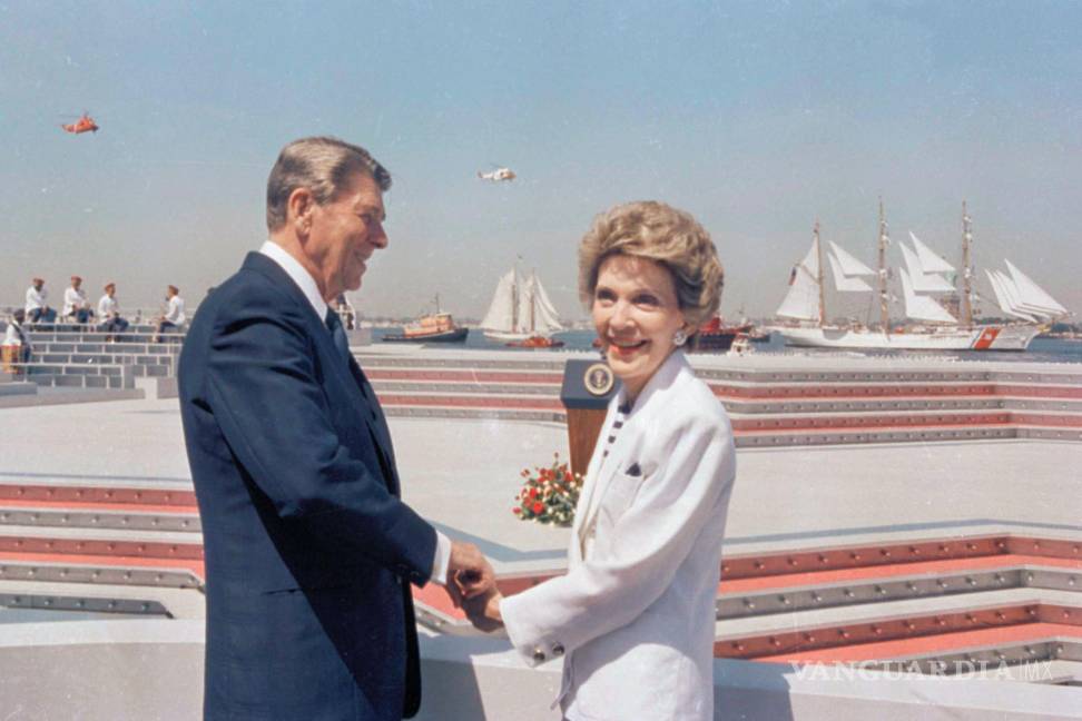 $!El presidente Ronald Reagan y la primera dama Nancy Reagan, el inicio de Op Sail desde Governor’s Island en el puerto de Nueva York el 4 de julio de 1986.
