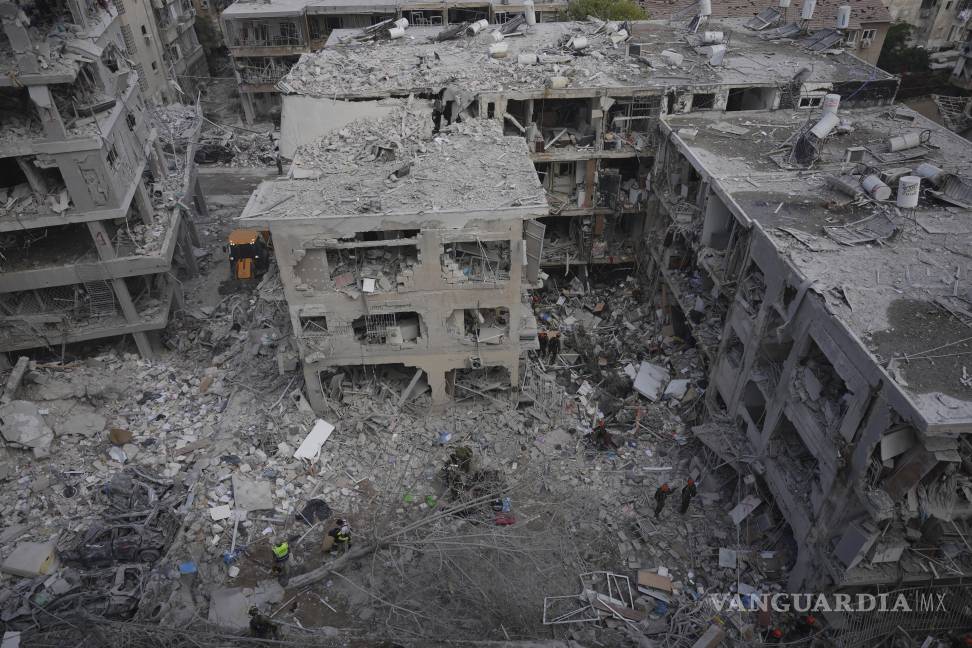 $!Los socorristas israelíes trabajan en una zona residencial alcanzada por un misil disparado desde Irán, en Bat Yam, Israel.