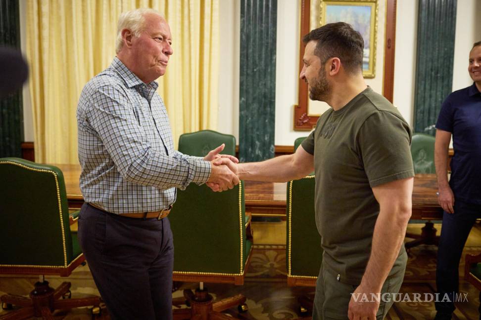 $!Dell Loy Hansen estrecha la mano del presidente de Ucrania, Volodímir Zelenski, en Kiev, Ucrania el 30 de junio de 2024.