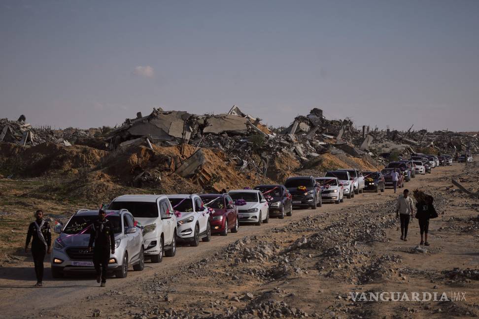 $!Un convoy de novios palestinos viaja a la ciudad de Hamad en Khan Yunis, en la Franja de Gaza, para participar en una ceremonia de boda masiva.