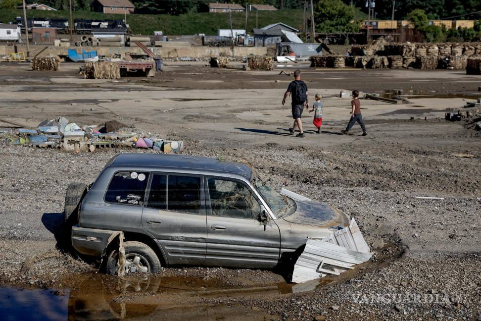 $!Un automóvil inundado en el River Arts District después de las catastróficas inundaciones causadas por la tormenta tropical Helene en Asheville.