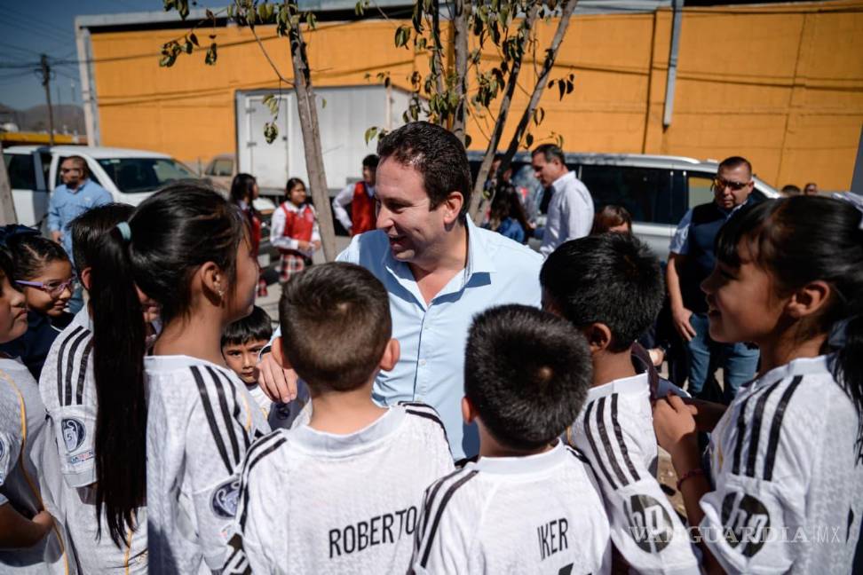 $!El alcalde de Saltillo, Javier Díaz González, inauguró la cancha de usos múltiples de la colonia Nazario S. Ortiz Garza.
