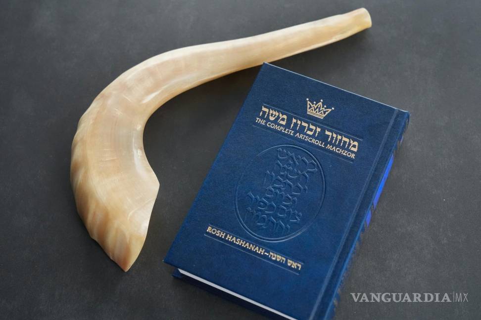 $!Un shofar y un libro de oraciones que Daniel Gammerman usará para celebrar en privado las Fiestas Mayores judías en casa, se muestran en Miami.