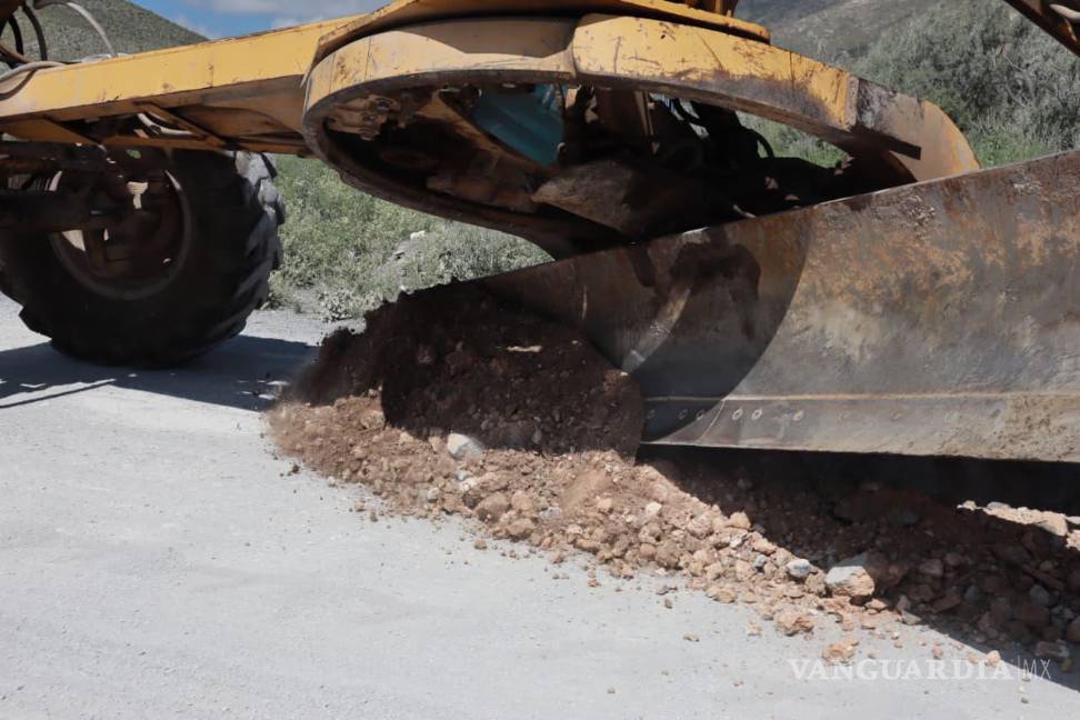 $!Equipo pesado trabaja en la nivelación de caminos rurales del ejido Buñuelos.