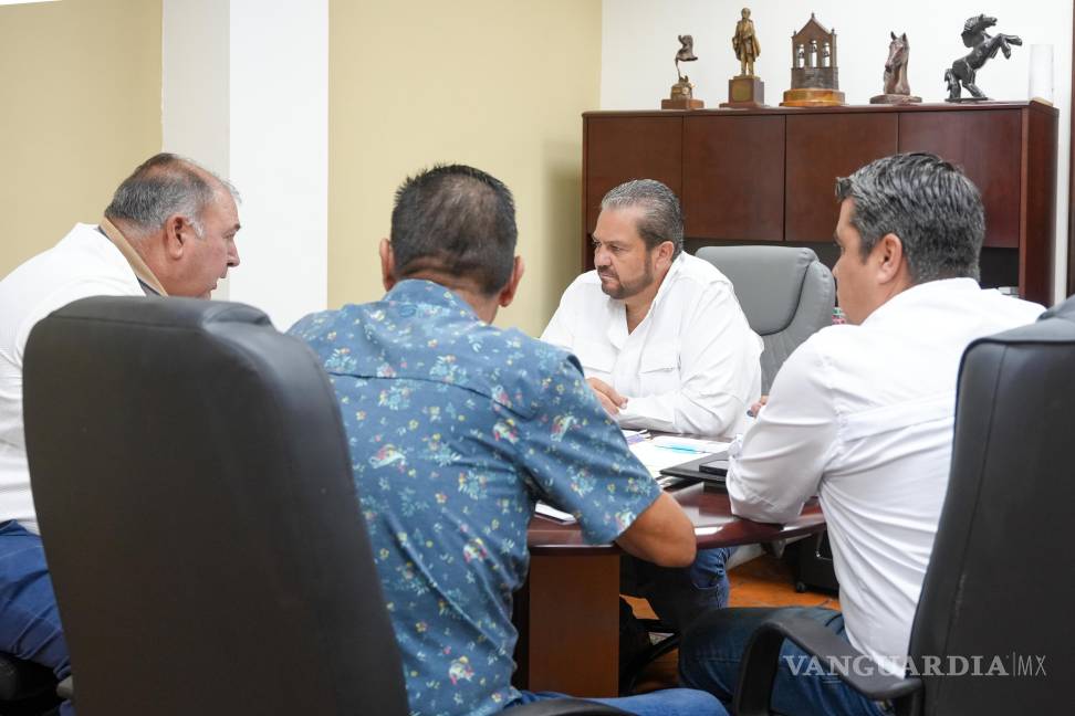 $!El alcalde Tomás Gutiérrez encabezó reunión de seguimiento con funcionarios de Embellecimiento Urbano y Alumbrado Público.