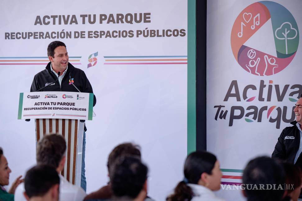 $!El alcalde Javier Díaz González supervisó los avances del programa “Activa Tu Parque” en la plaza pública de la colonia Saltillo 2000, donde ya se rehabilitaron canchas y áreas verdes.