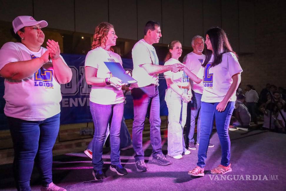 $!El rector dirigió un mensaje de bienvenida, invitando a los jóvenes a disfrutar su vida universitaria y sentirse orgullosos de la UAdeC.