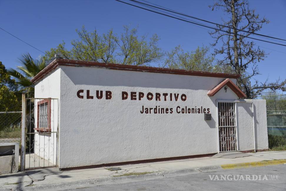 $!Un transeúnte comenta sobre la situación del Club Deportivo Jardines Coloniales, destacando la tendencia de abandono en Saltillo.