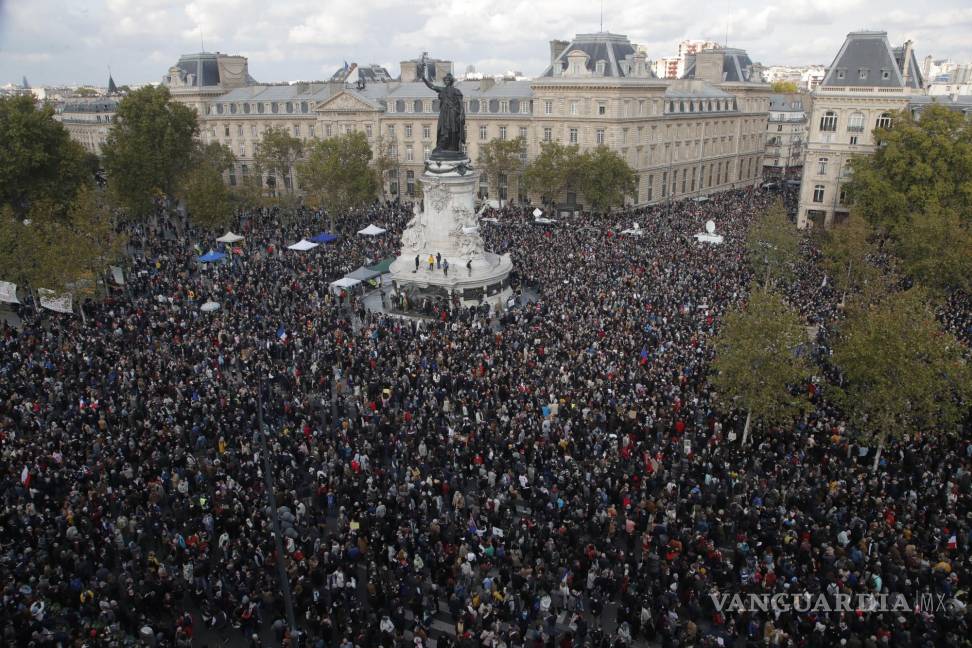 $!Cientos de personas renden un homenaje al profesor de historia francesa Samuel Paty el 18 de octubre de 2020 en París.