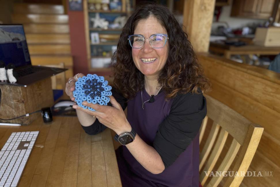 $!Rachael Z. Mille muestra una Cora Ball, una bola de lavandería que se puede que atrapa microfibras en su ropa.