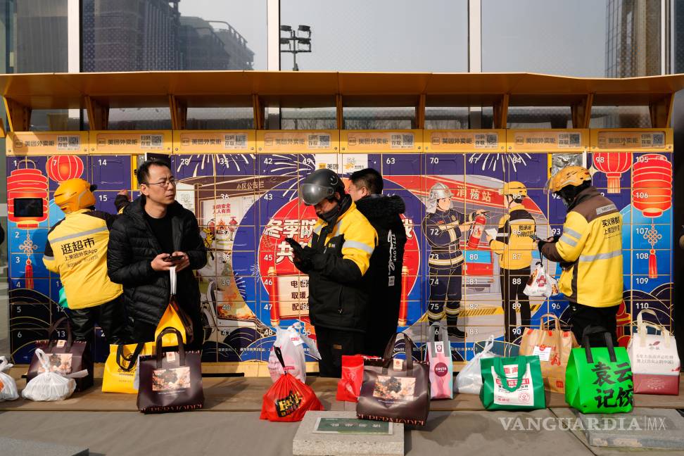 $!Repartidores dejan sus paquetes en una taquilla en Pekín, China, el 15 de enero de 2026.