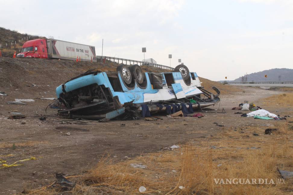 Camionazo mata a tres comerciantes de Monclova; hay 16 heridos