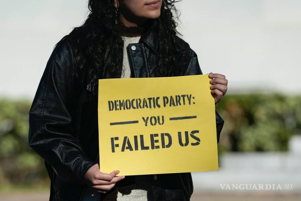 $!Un estudiante protesta por la reelección del presidente electo Donald Trump en el campus de la Universidad de California en Berkeley.