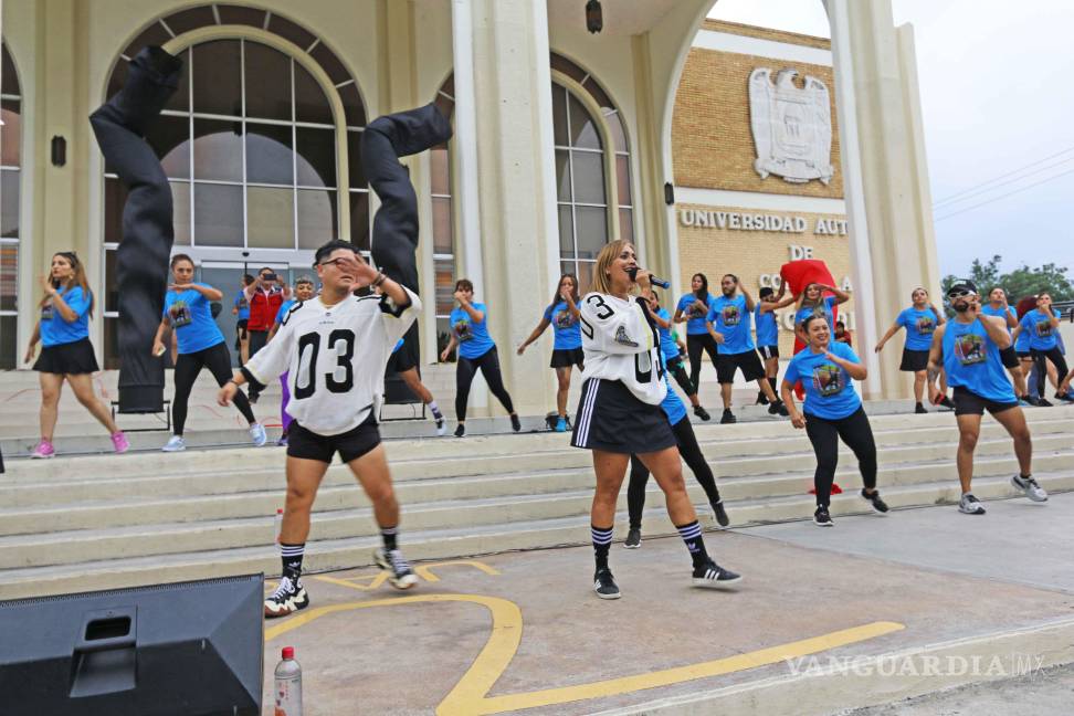 $!La instructora Brenda Flores González dirigió la primera rutina con ejercicios dinámicos para activar cuerpo y ánimo.