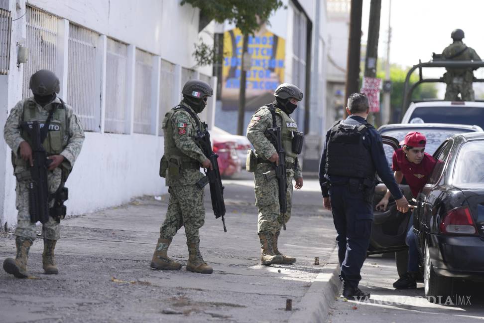 $!Policías y soldados revisan a conductores en un control de seguridad en Culiacán, en el estado de Sinaloa, México, el miércoles 26 de febrero de 2025.