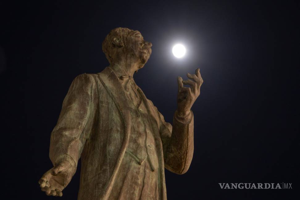 $!De Saltillo para el mundo: las heridas y la historia de la escultura de Manuel Acuña, en su aniversario luctuoso