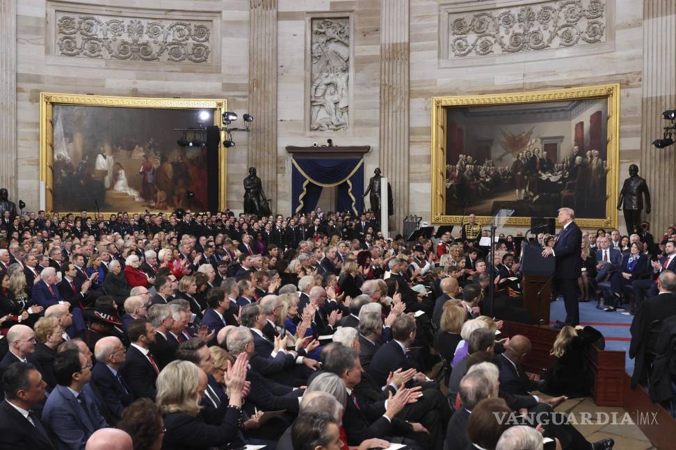 $!El presidente Donald Trump habla después de prestar juramento durante la 60.a inauguración presidencial en la Rotonda del Capitolio de los Estados Unidos .